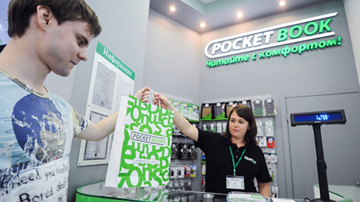 Покупатель в магазине электронных букридеров PocketBook