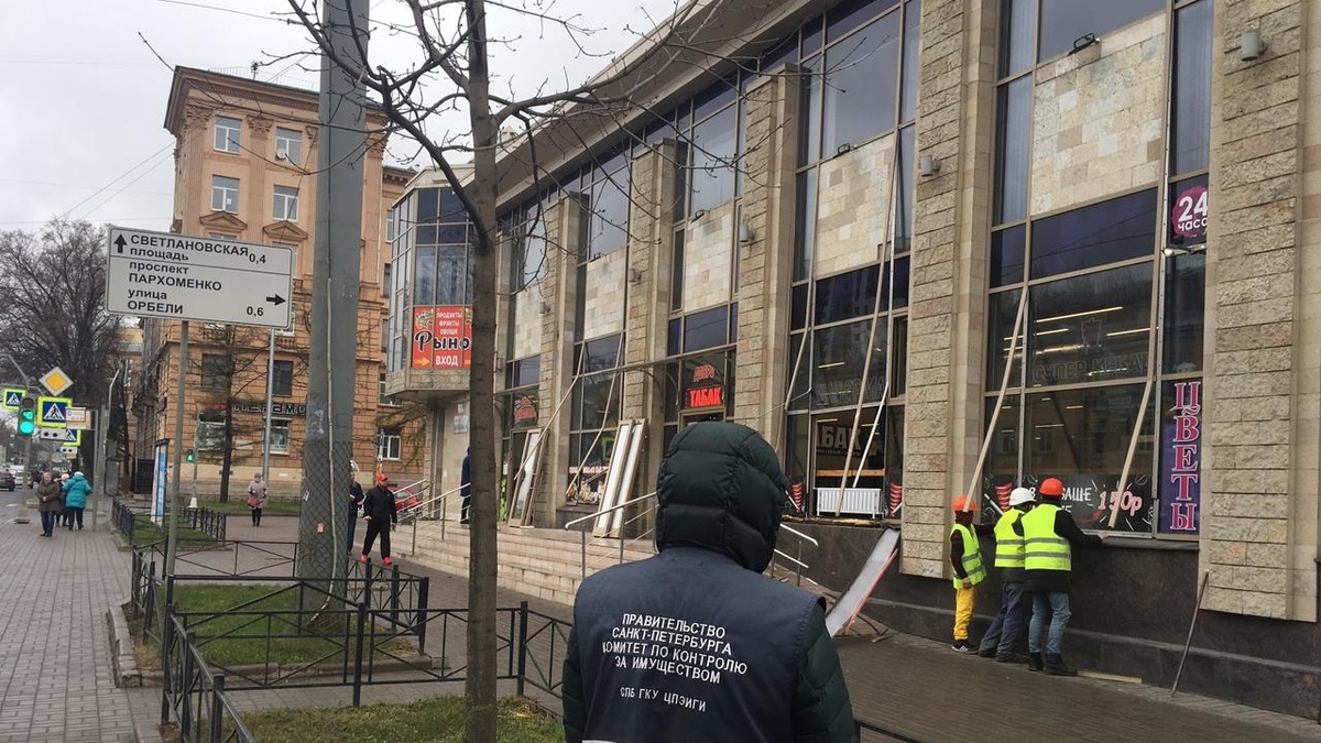 В Петербурге по поручению Беглова снесли торговый центр. Фото — РБК