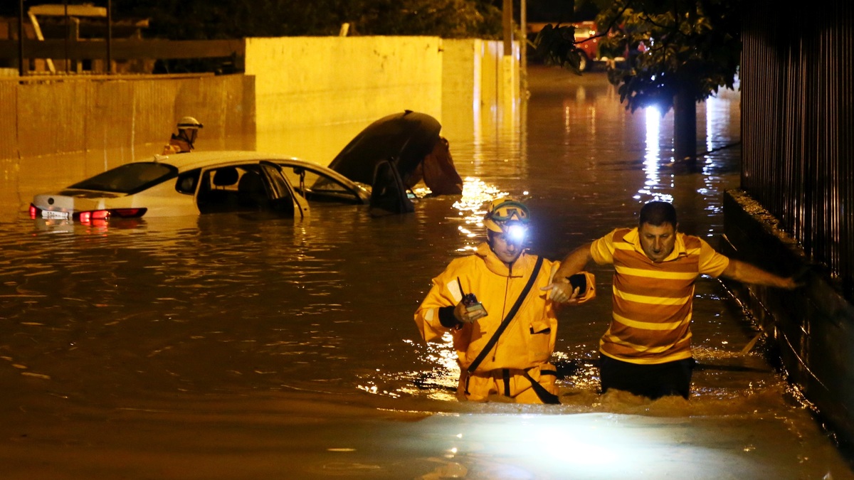 Ливни снова затопили Сочи, машины оказались под водой. Фото, видео ::  Autonews