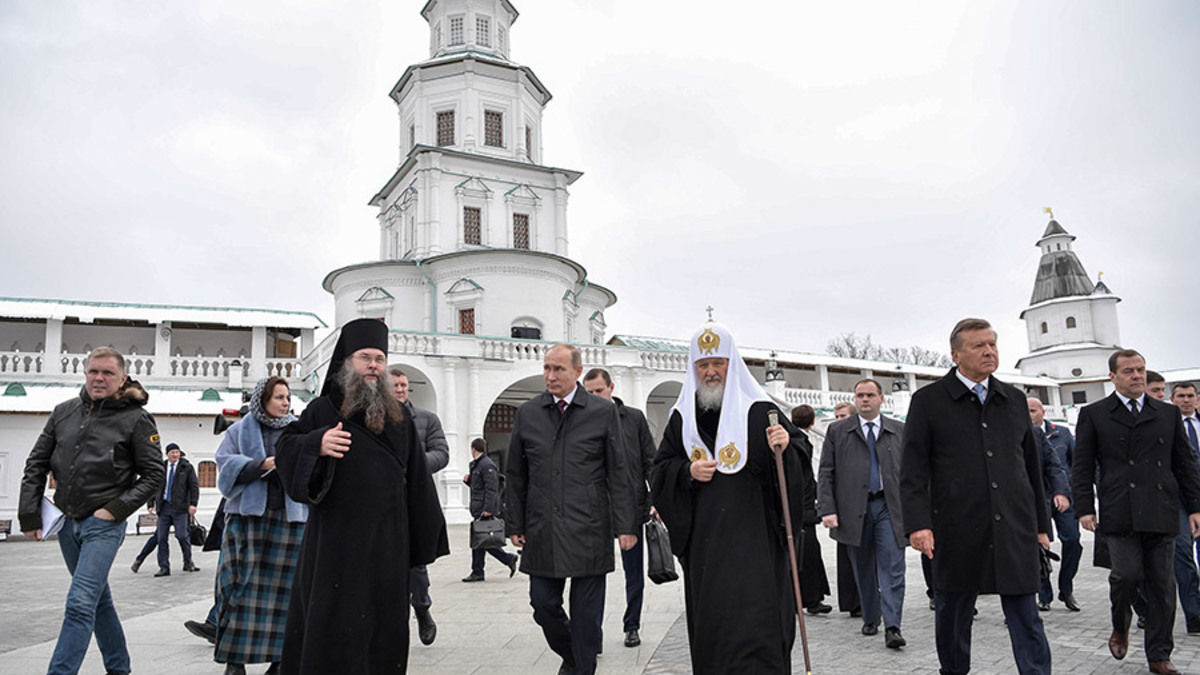 Владимир Путин, патриарх Кирилл, премьер-министр Дмитрий Медведев (справа) и председатель правления Благотворительного фонда по возрождению Воскресенского Ново-Иерусалимского монастыря Виктор Зубков (второй справа)