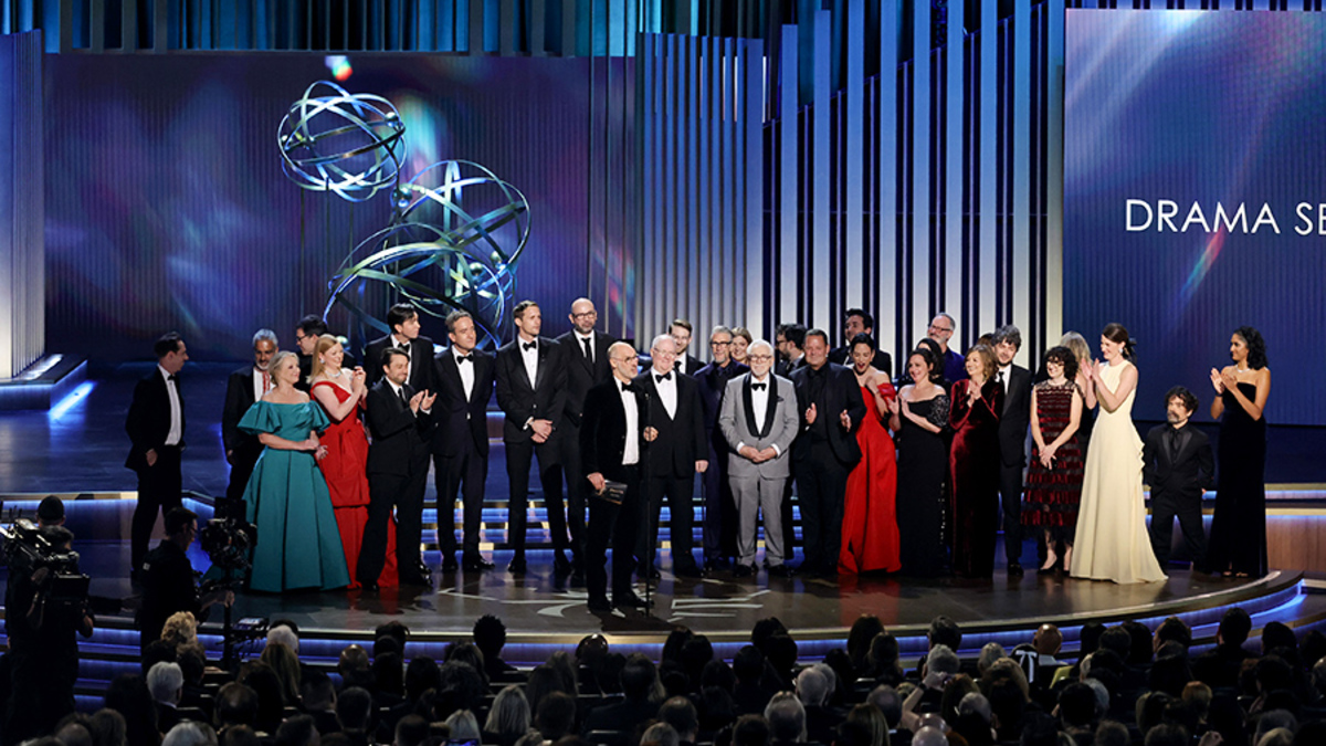 Лучшим драматическим сериалом стали «Наследники» о семье медиамагната. Среди конкурентов были «Корона», «Дом Дракона», «Одни из нас» и «Белый лотос». Сериал также взял основные актерские номинации в своей категории и премии за режиссуру и сценарий — всего шесть наград.
На фото: сценарист Джесси Армстронг (в центре), актеры и команда сериала «Наследники»