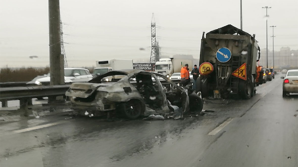 В ДТП с иномаркой и грузовиком на КАД в Санкт-Петербурге погиб человек — РБК