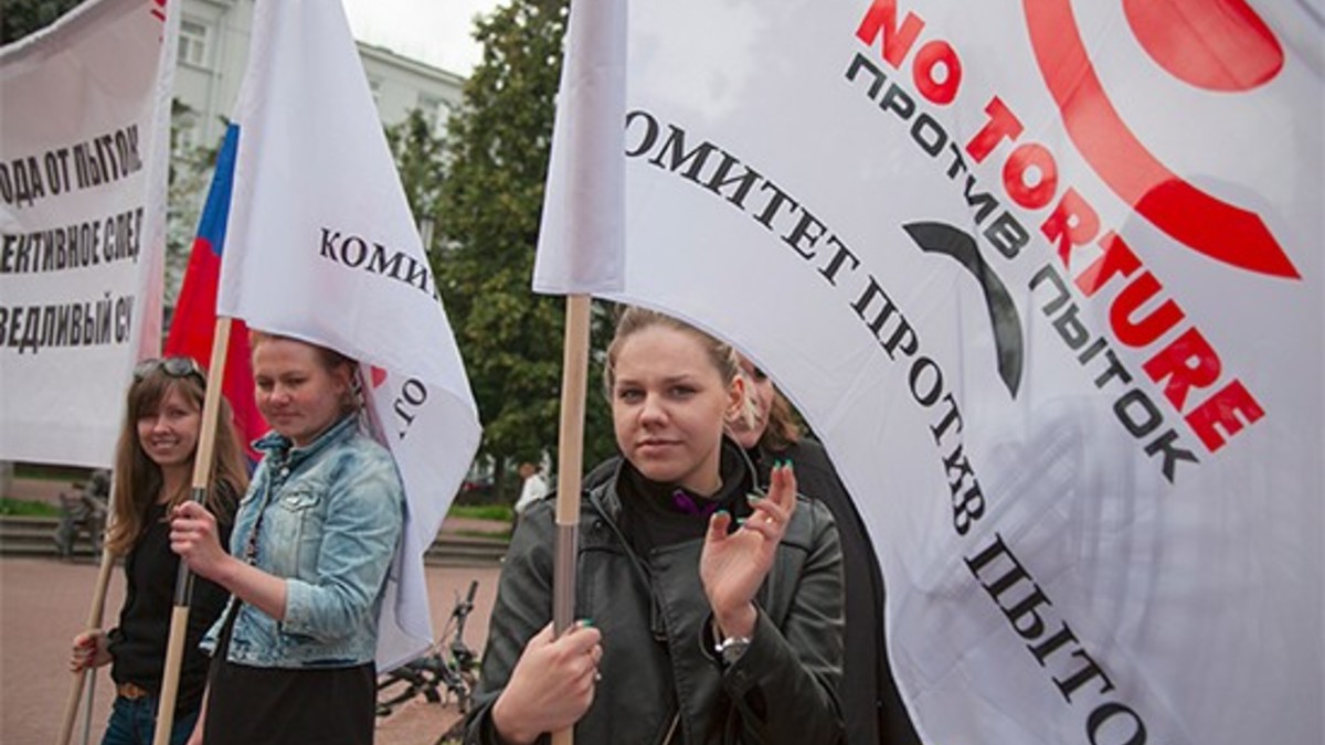 Акция "Комитета против пыток" на Театральной площади в Нижнем Новгороде