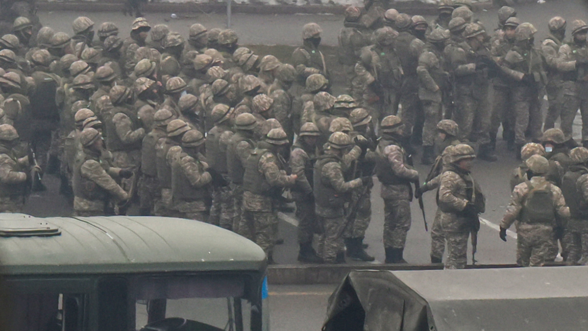 Военные во время контртеррористической операции. Ранее президент Касым-Жомарт Токаев заявил, что в беспорядках принимают участие «террористы», которые прошли подготовку за рубежом