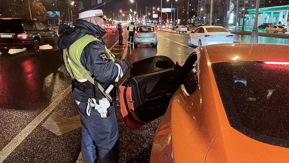 В Москве сотрудники ГИБДД поймали водителя за права из Армении. Суд  объяснил, что он нарушил :: Autonews