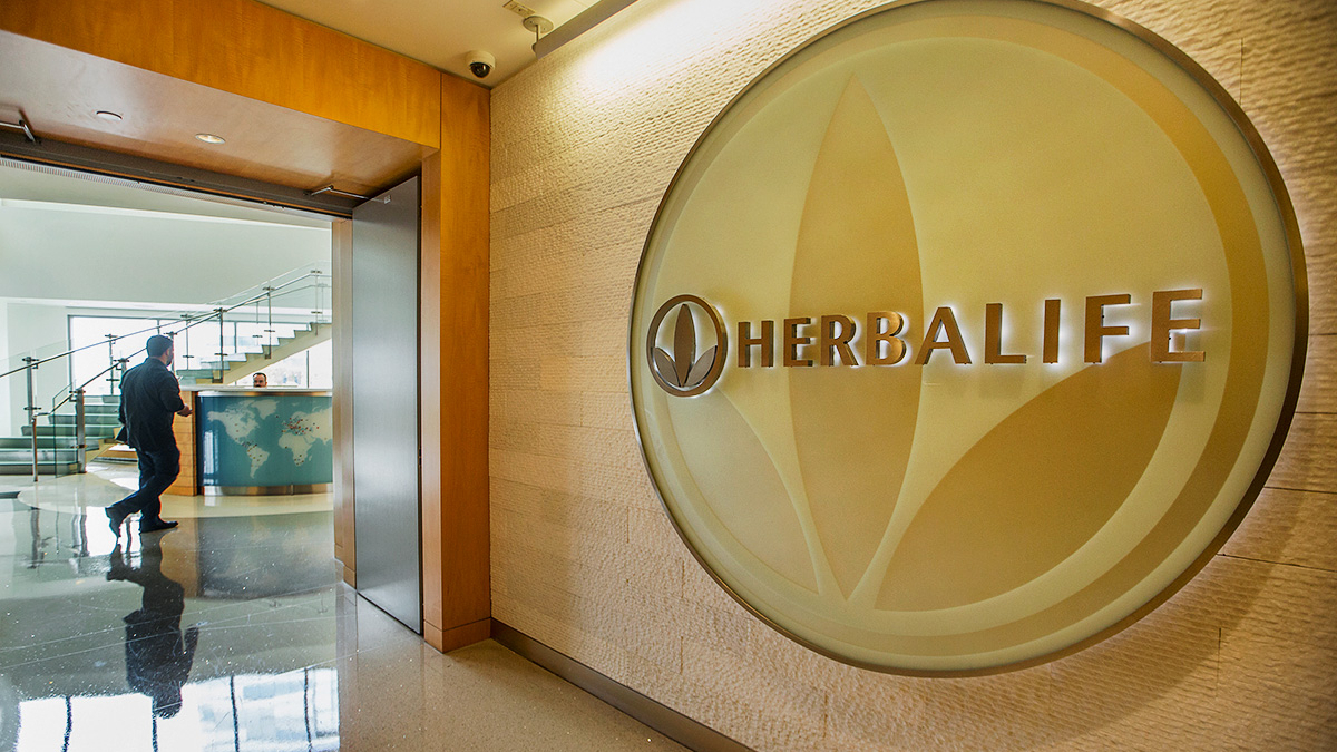 Спроси меня как»: факты об ограничивших работу Herbalife и Oriflame — РБК