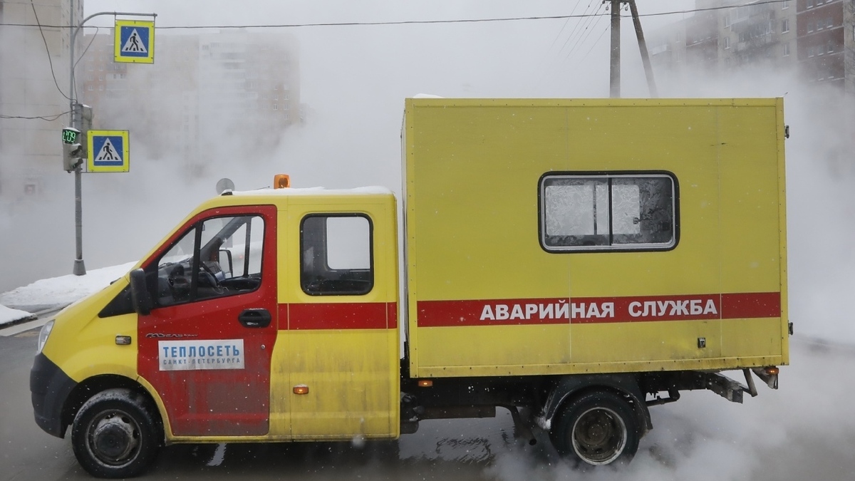 В Петербурге затопило улицу и машины из-за прорыва трубы. Видео — РБК