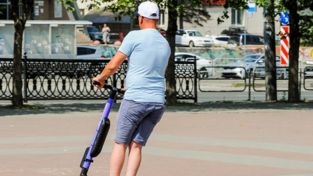 В 32 зонах Тюмени ездить на электросамокатах запрещено