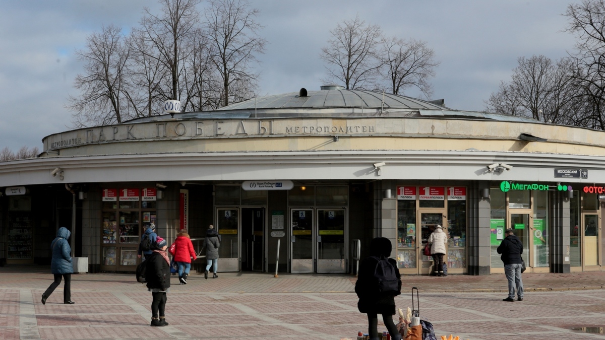 Вестибюль станции метро «Парк Победы» в Петербурге
