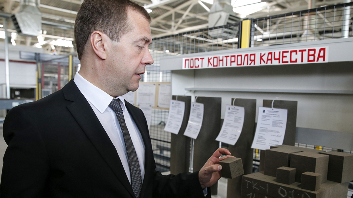 Медведев привел правило приготовления омлета в организациях общепита, по которому смесь яйца с другими компонентами выливают на противень слоем 2,5–3 см. «Иначе жарить нельзя. Просто пометьте себе, если кто-нибудь планирует заняться этим видом деятельности», — пошутил премьер.