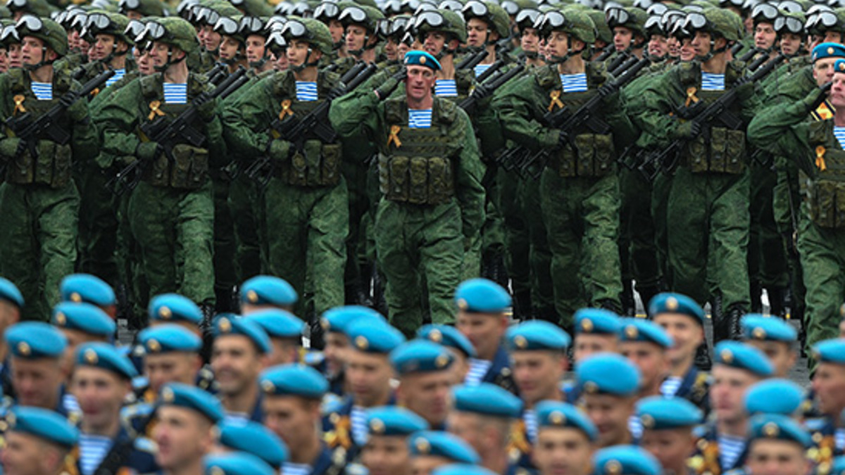 Военнослужащие ВДВ России на военном параде на Красной площади