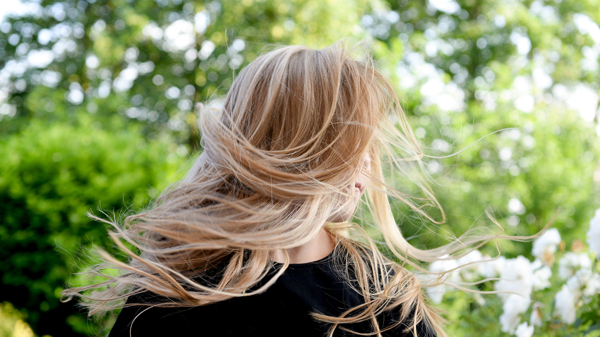 Маска с маслами и витаминами — укрепляет корни, делая волосы гуще и объемнее