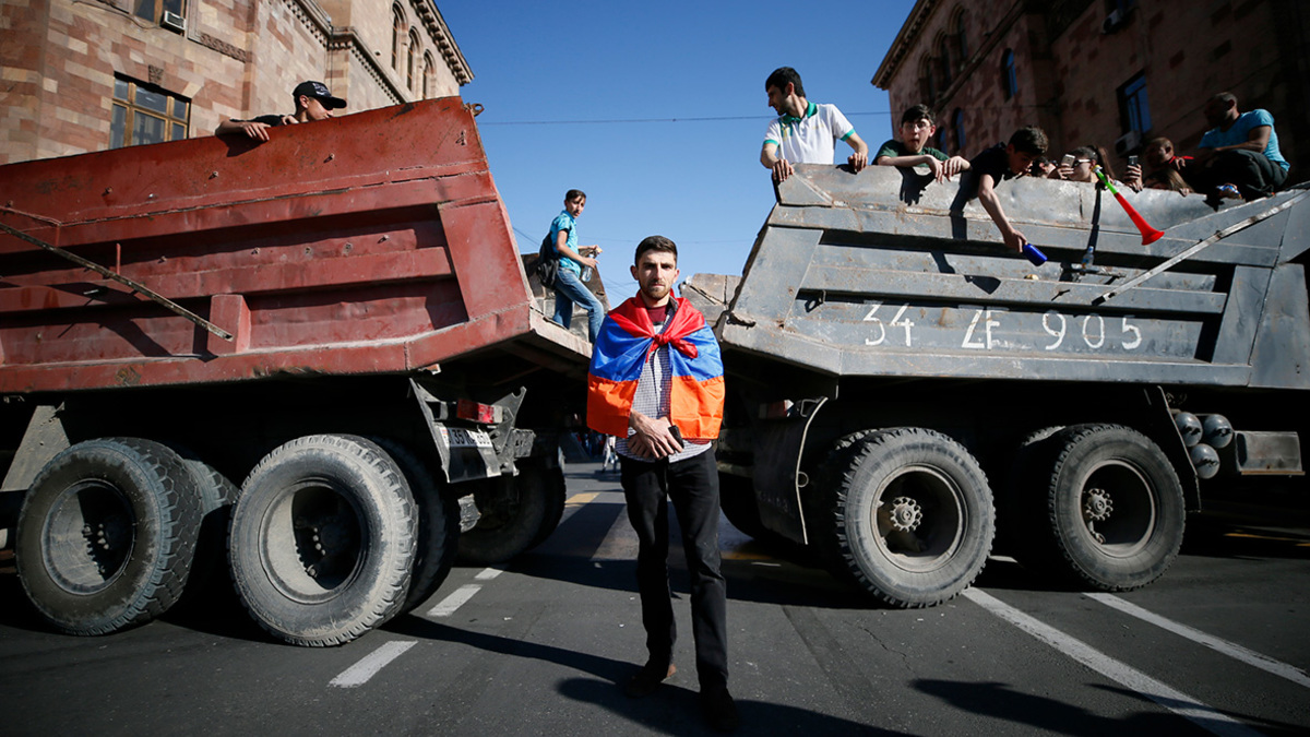 По рецепту Ганди: как в Армению пришла «революция любви» — РБК