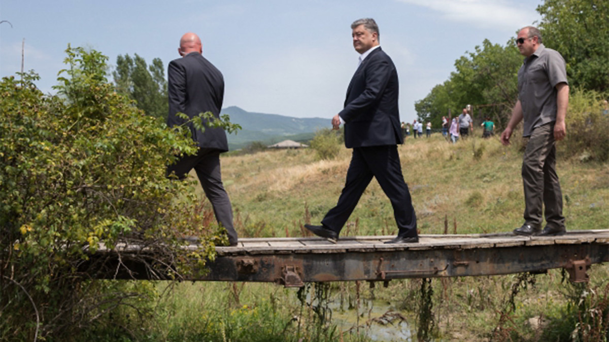 Петр Порошенко (в центре) на линии разграничения Грузии и Южной Осетии