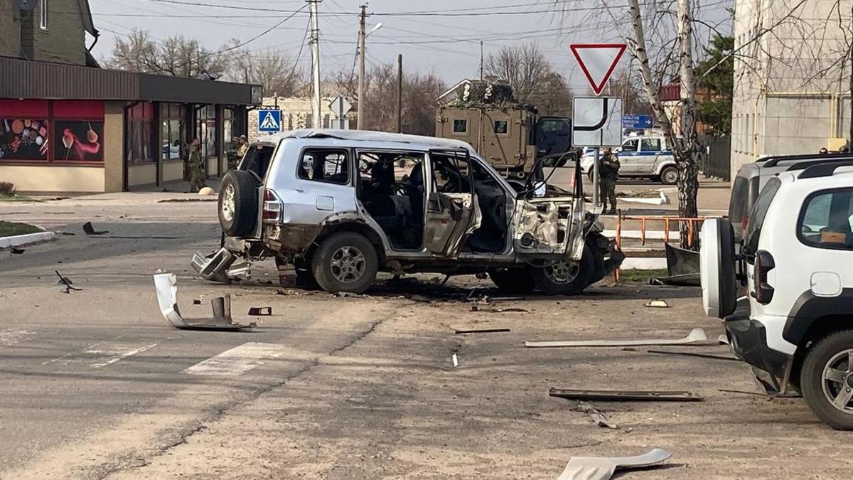 В ЛНР взорвали машину чиновника из сферы образования — РБК