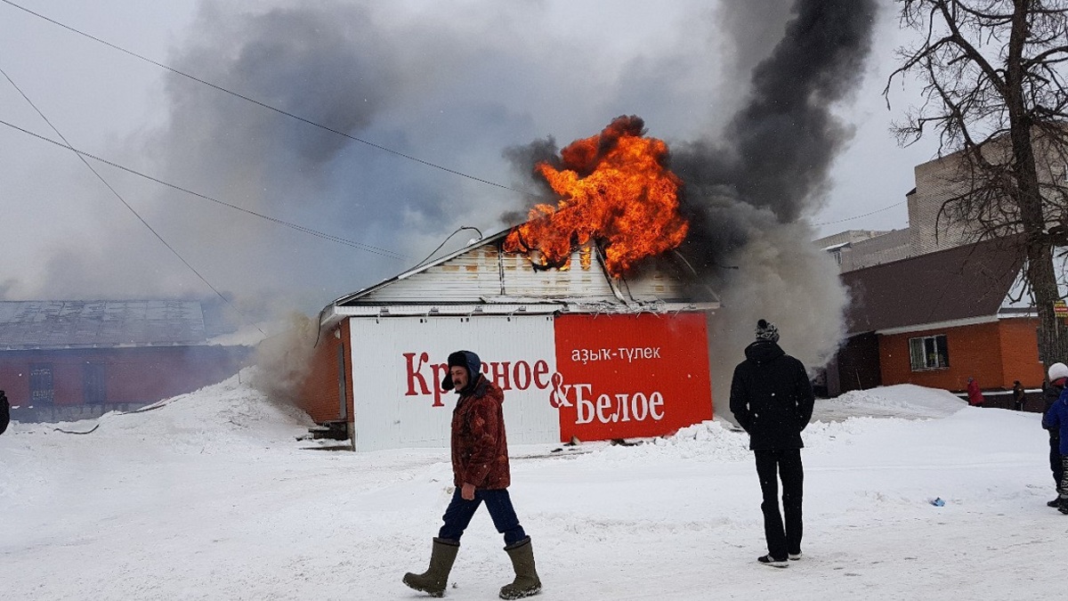 В поселке в Башкирии горят торговые ряды и магазин «Красное и белое» — РБК