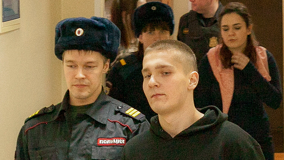 Подельник девушек Евгений Шестаков (на первом плане справа) и Алина Орлова (на втором плане справа)