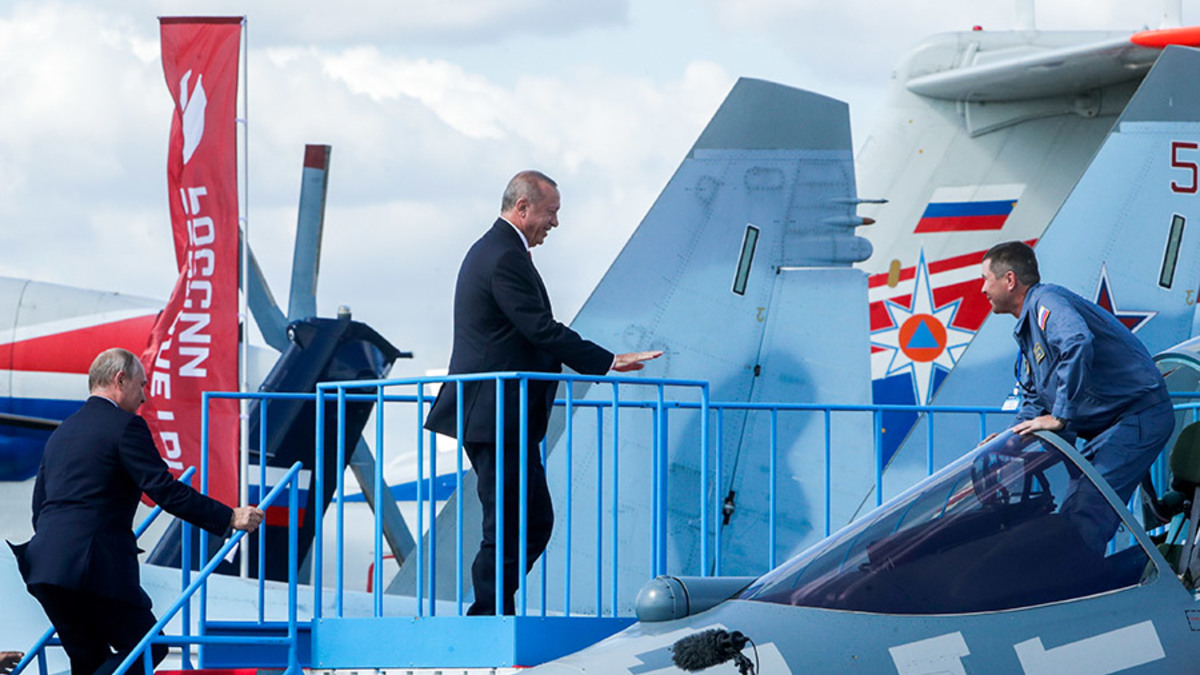 Владимир Путин (слева) и Реджеп Эрдоган осмотрели новейший истребитель Су-57
