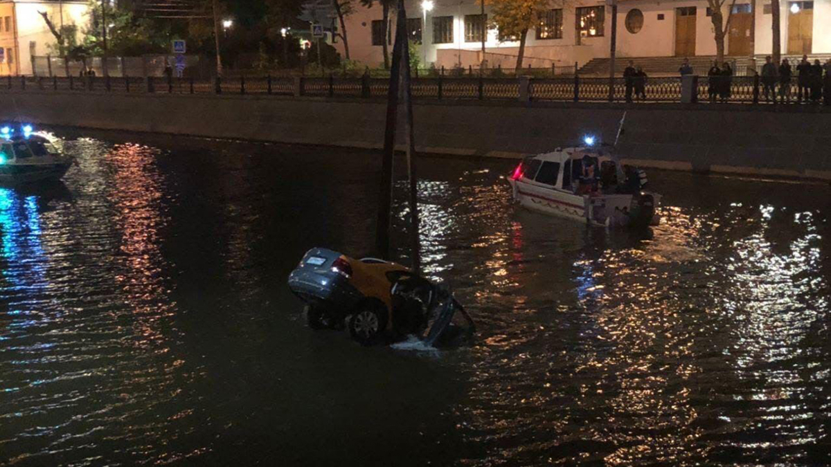 В Москве машина протаранила ограждение и упала в реку — РБК