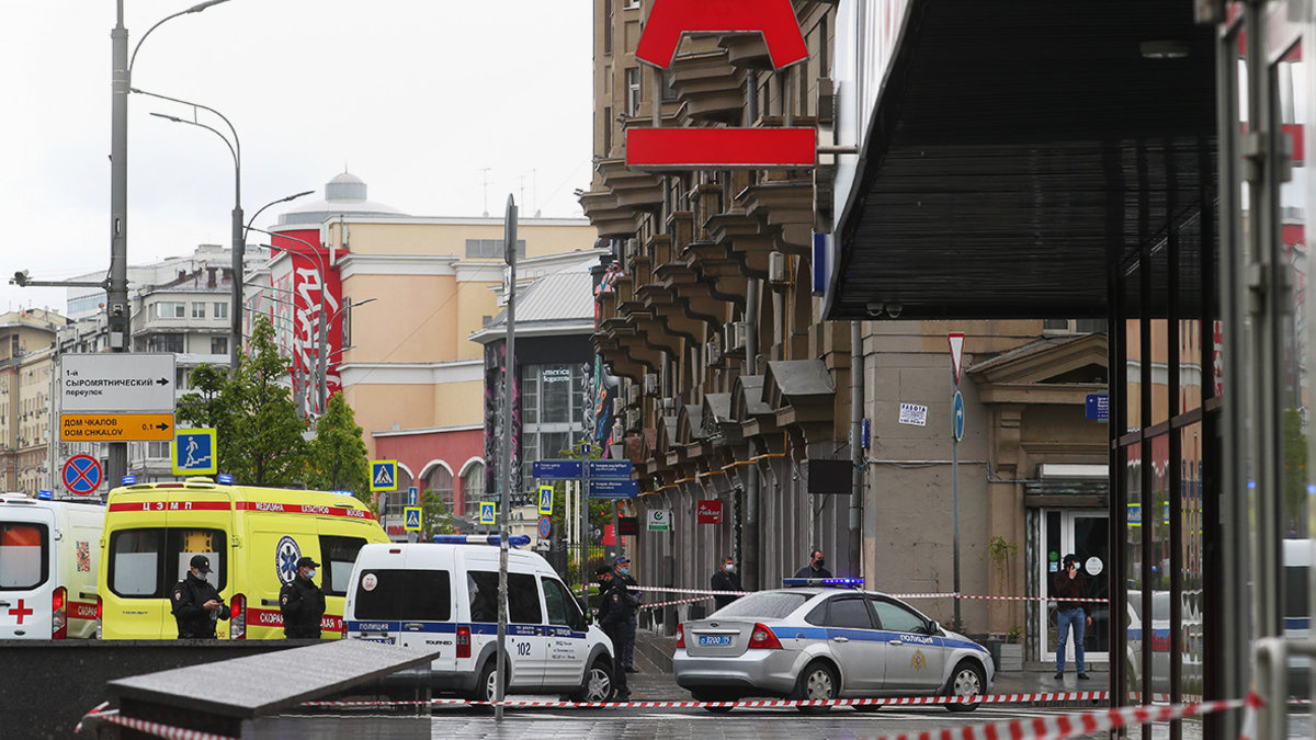 Полиция Москвы сообщила об угрожающем бомбой неизвестном в банке — РБК