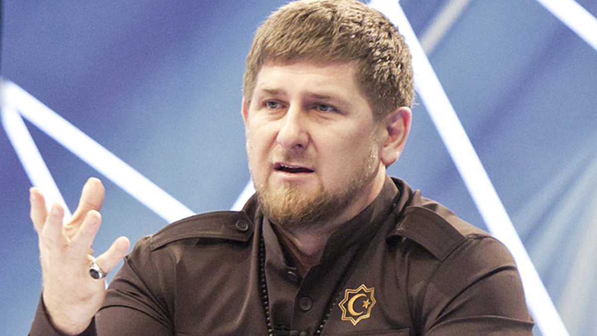 Рамзан Кадыров против&nbsp;судьи из&nbsp;Южно-Сахалинска

Решение о&nbsp;том, что&nbsp;книга &laquo;Мольба (дуа) к&nbsp;богу: ее назначение и&nbsp;место в&nbsp;Исламе&raquo; признана экстремистской, поскольку&nbsp;противопоставляет Аллаха &laquo;неопределенному множеству богов, существующих в&nbsp;других религиях&raquo;, было вынесено еще в&nbsp;августе, но&nbsp;известно об&nbsp;этом стало только&nbsp;в&nbsp;понедельник, 7 сентября, благодаря&nbsp;правозащитникам из&nbsp;&laquo;Совы&raquo;. Через два дня о&nbsp;нем прочитал и&nbsp;глава Чечни, в&nbsp;своем Instagram отреагировавший&nbsp;так: &laquo;Те, кто вынес данное решение (судья Перченко и&nbsp;прокурор Билобровец),&nbsp;&mdash; это национальные предатели и&nbsp;шайтаны. Это мое твердое мнение!&raquo;

Решение еще не&nbsp;вступило в&nbsp;силу, но&nbsp;Кадыров пообещал &laquo;лично призвать к&nbsp;ответу&raquo; судью и&nbsp;прокурора, если&nbsp;это не&nbsp;будет сделано в&nbsp;законном порядке. Генпрокуратура выступила с&nbsp;отповедью, порекомендовав ему не&nbsp;обзывать судей и&nbsp;прокуроров, особенно в&nbsp;связи&nbsp;с&nbsp;их работой. Но&nbsp;чеченский глава призыву не&nbsp;последовал, свои высказывания он повторил на&nbsp;следующий день и&nbsp;заявил: &laquo;А теперь&nbsp;за&nbsp;это накажите меня и&nbsp;заставьте меня изменить мнение&raquo;. Кремль комментировать высказывания Кадырова отказался
