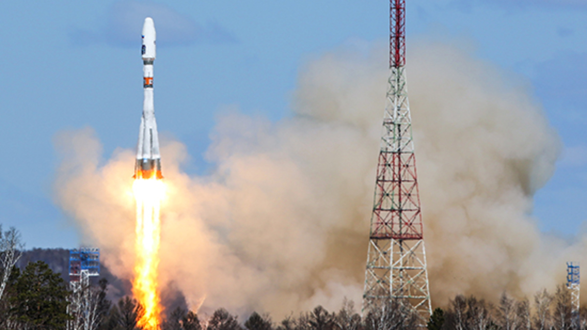 Ракета-носитель «Союз-2.1а» с российскими космическими аппаратами «Ломоносов», «Аист-2Д» и SamSat-218 во время запуска со стартового комплекса космодрома Восточный