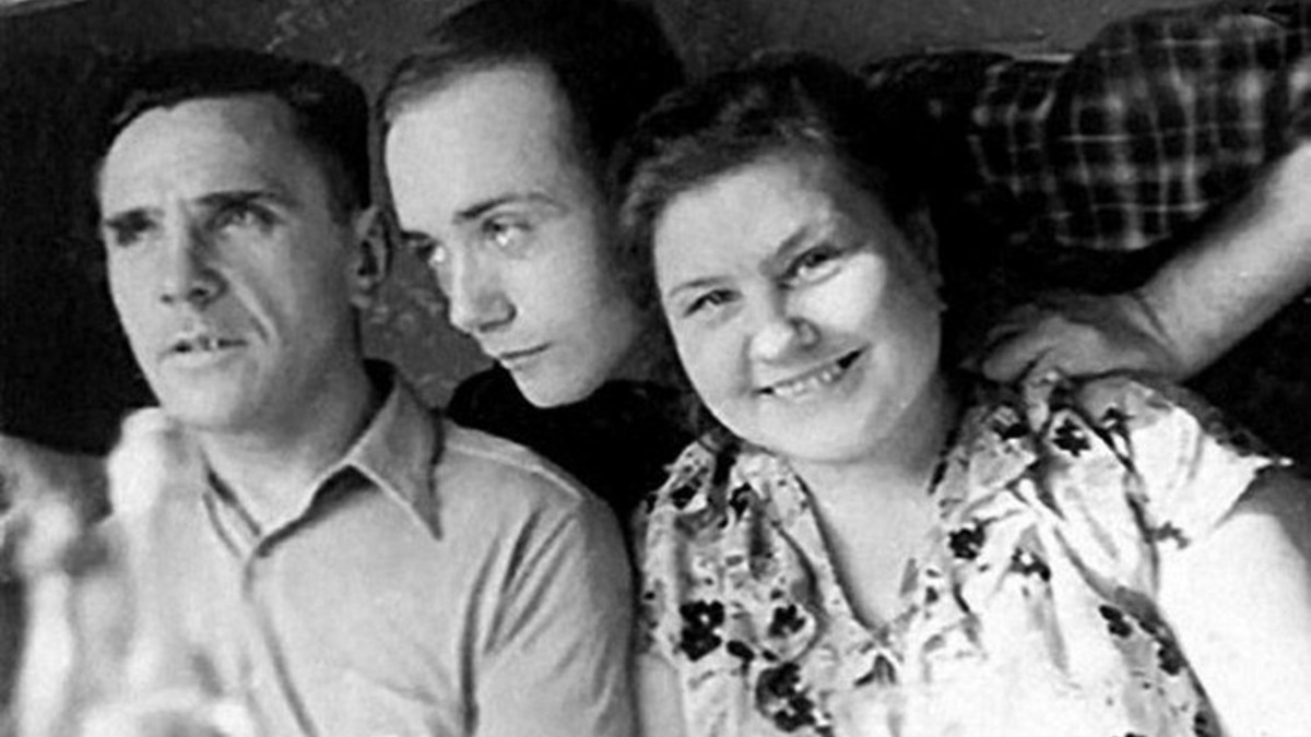 Леонид Куравлев родился в Москве 8 сентября 1936 года. Он рос в небогатой семье: отец был слесарем, мать — парикмахером. Ее арестовали по 58-й статье (контрреволюционная деятельность) и выслали в самом начале Великой Отечественной войны. Некоторое время Леонид жил с мамой в Мурманской области. Но несмотря на произошедшее, актер вспоминал о своих детских годах так: «Детство, оно всегда счастливое, даже вот такое, какое у меня было, ощущение счастья — оно всегда остается за детством»