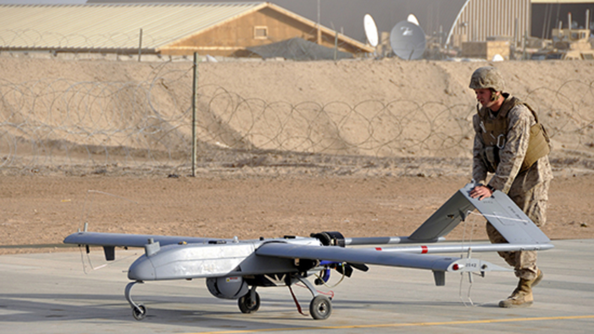 Солдат США запускает беспилотник RQ-7B Shadow