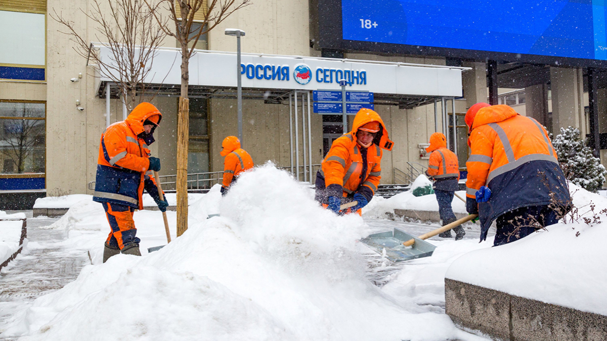 Власти Москвы заявили, что на уборку снега нужно четыре дня — РБК