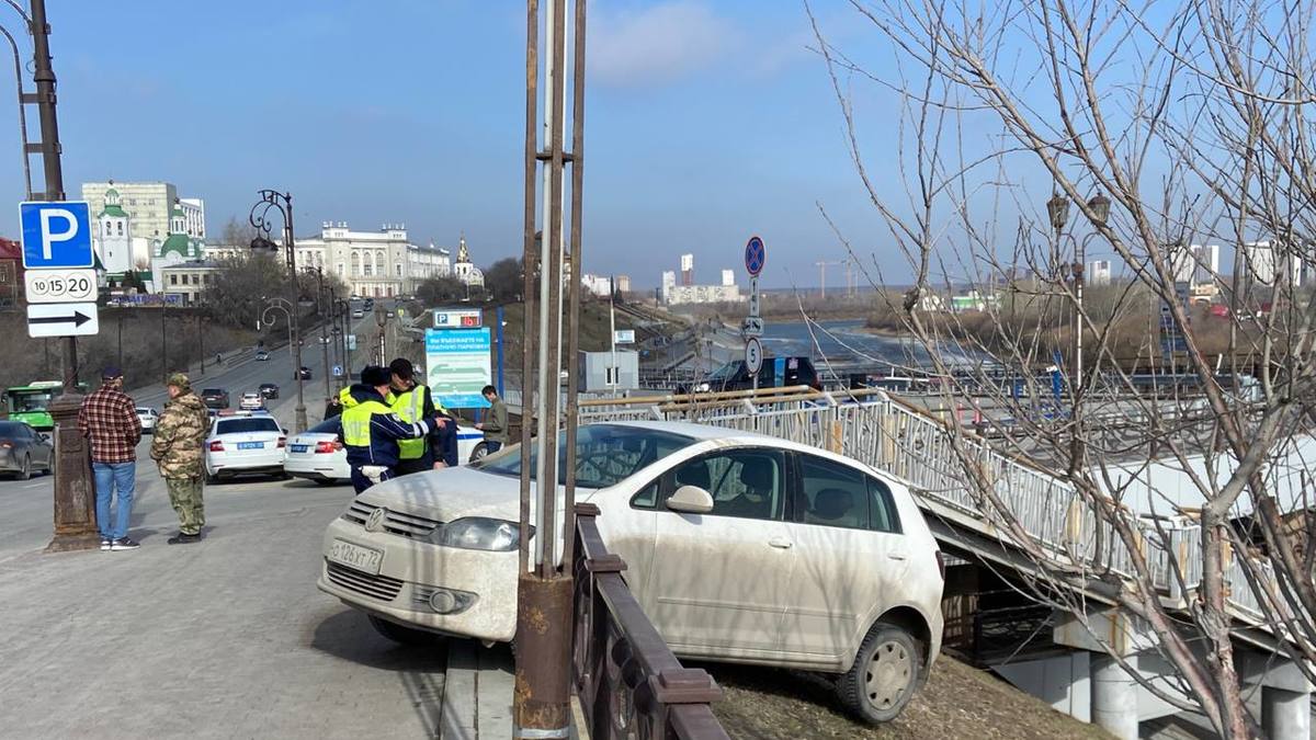 ДТП на набережной Тюмени: авто без водителя разрушило ограждение. Видео —  РБК