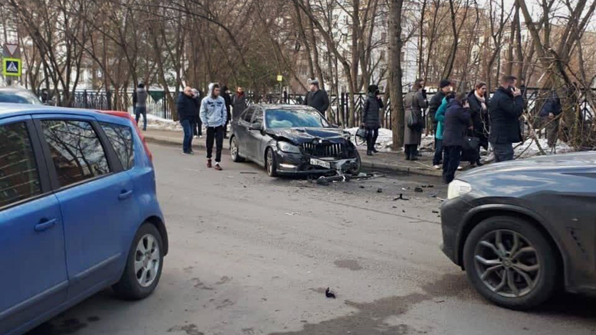 В Москве водитель Mercedes сбил двух человек и скрылся — РБК