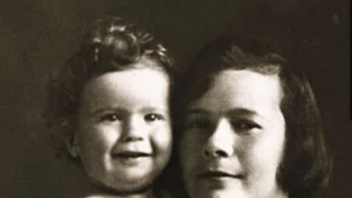 На фото: Леонид Хейфец с мамой.
Леонид Хейфец родился в Минске в 1934 году. Его отец пропал без вести во время Великой Отечественной войны. Это время будущий режиссер вспоминал в своих мемуарах «Всполохи»: «6 июня 1941 года папа проводил меня и маму на отдых в Евпаторию. Настроение у мамы было не очень хорошим, но папа весело ей говорил: «Не волнуйся, Фанечка! Береги Ленечку! Через две недели увидимся». Больше они никогда не встретились. Папа должен был ехать вместе с нами, но в последний момент его отпуск перенесли на две недели, а потом началась война. Мать долго не верила, что отца нет. Это свойственно людям в подобной ситуации».
Леонид Хейфец провел военные годы вместе с матерью в эвакуации в Казани. В Минск семья вернулась уже после Победы, в июне 1945 года