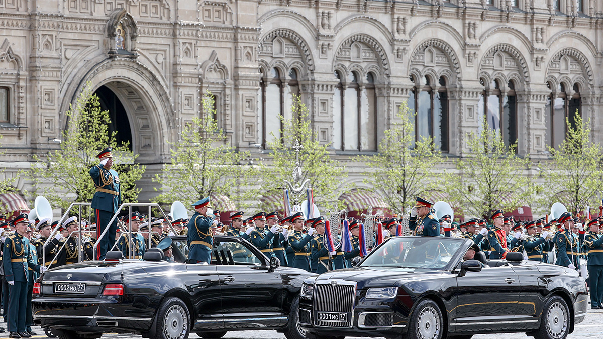 Шойгу проехал по Красной площади на кабриолете Aurus. Фото :: Autonews