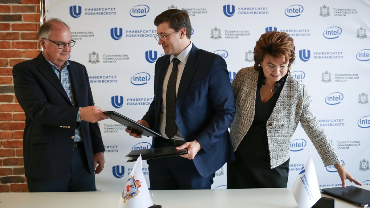 вице-президент Intel Билл Севидж, губернатор Нижегородской области Глеб Никитин и врио ректора ННГУ Елена Загайнова (слева направо)