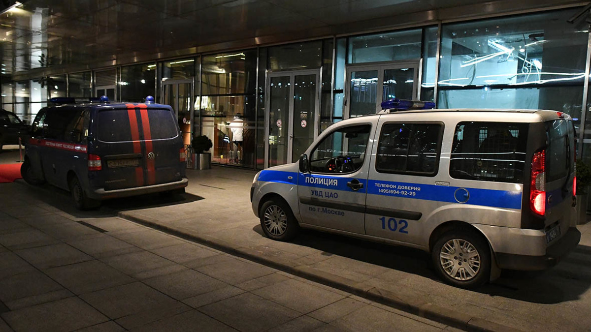Автомобили полиции и следственного комитета неподалеку от места драки со стрельбой рядом с комплексом &laquo;Москва-сити&raquo; в Москве
