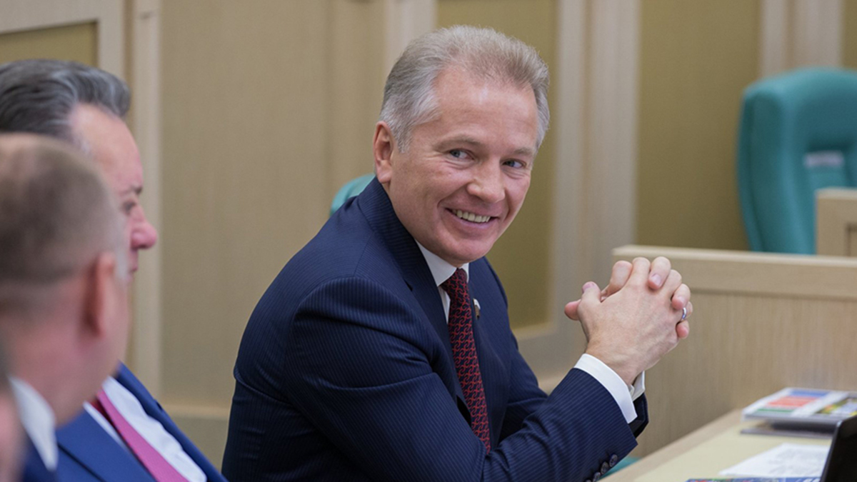 Задекларированный годовой доход: 4,2 млрд руб.
Изменение по сравнению с 2020 годом: 0,8%
Недвижимое имущество: две квартиры, три машино-места, три нежилых помещения
Транспорт: автомобили Bentley Arnage R, ГАЗ-21, Ferrari F430