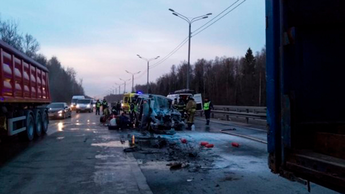 В Подмосковье шесть человек погибли в ДТП с микроавтобусом — РБК