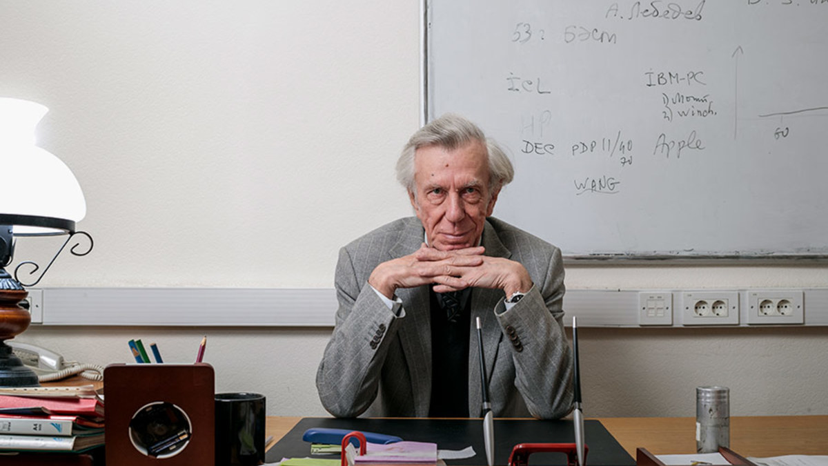Учитель для искусственного интеллекта 

Владимир Хорошевский, 71 год, сервис поиска научных работ Semantic Hub

Владимир Хорошевский &mdash; российский ученый, который большую часть своей жизни посвятил исследованиям и разработкам в области искусственного интеллекта. Он работал экспертом в Минобрнауки, Российском фонде фундаментальных исследований и Российском научном фонде, написал сотни научных статей и преподавал в ведущих вузах мира. А в 2015 году ученый стал стартапером и теперь занимает должность технического директора в компании Semantic Hub.

С будущим CEO компании, Ириной Ефименко, Хорошевский познакомился 15 лет назад, когда та была еще аспиранткой МГУ. Они вместе работали над созданием систем обработки естественного языка в одной из российских компаний, а затем в Центре информационно-аналитических систем НИУ ВШЭ. Три года назад у коллег появилась идея пуститься в &laquo;автономное плавание&raquo; и сформировать свою команду для трансформации опыта разработки наукоемких технологий в бизнес. В это&nbsp;же время они познакомились с третьим основателем, Виталием Недельским, который тоже мечтал создать компанию в сфере высоких технологий. &laquo;Нужен был сплав молодого нахальства и опыта. У нас это есть. Малышня &mdash; студенты &mdash; подтянулись сами&raquo;, &mdash; рассказывает Хорошевский. В команду из 20 человек влились коллеги-единомышленники и студенты, увлеченные проблематикой искусственного интеллекта.

Поначалу команда бралась за все предложения, связанные с анализом перспективных научно-технологических трендов с помощью больших данных. Но уже после выполнения нескольких заказных проектов стало ясно, что приходится работать в совершенно различных предметных областях. &laquo;Вскоре мы поняли &mdash; широкий спектр разных предметных областей при жестких ограничениях на время реализации проектов приведет к тому, что мы будем знать ничего обо всем&raquo;, &mdash; говорит Хорошевский.

Поэтому в конце 2016 года основатели компании решили сфокусироваться на фармацевтике. В основе сервисов, предлагаемых Semantic Hub, лежат методы искусственного интеллекта и обработки естественного языка, обеспечивающие оценку потенциала новых лекарственных препаратов. Интеллектуальная система Semantic Hub собирает и анализирует сотни тысяч документов: научные статьи, описания результатов клинических исследований, патенты, мнения врачей и пациентов. Затем на основе результатов анализа первичной информации формируются отчеты, в которых фиксируются факторы риска и конкурентные преимущества предлагаемых к разработке препаратов. Заказывают исследования медицинские и фармацевтические компании. По оценке Хорошевского, подобный анализ снижает риск провала, потому что вручную люди могут глубоко изучить не больше 1% документов по теме.

Финансовые показатели партнеры не раскрывают, средний чек за исследование &mdash; &euro;100 тыс. В 2017 году стартап попал в тридцатку лучших международного акселератора Grants4Apps в Берлине. А в августе привлек 24 млн руб. от ФРИИ (по данным СПАРК, доля ФРИИ составляет 13,87%), частных инвесторов Валентина Дороничева и Владимира Преображенского. Доля Хорошевского не раскрывается, но известно, что ему принадлежит миноритарный пакет акций компании.

&laquo;В роли стартапера я ощущаю себя совершенно нормально и спокойно. Я ведь больше 30 лет преподаю и с молодежью все время общаюсь&raquo;, &mdash; рассказывает Хорошевский. По словам 71-летнего ученого, это его первый бизнес-стартап, до этого он занимался только научными проектами. В новом деле его привлекают два аспекта: интересная наукоемкая задача и возможность довести идею до внедрения.

&laquo;Мне это все интересно. Основное время трачу на разработку и на то, чтобы самообразовываться. Ведь если не идешь вперед, то идешь назад. Стараюсь держать мозг в тонусе&raquo;, &mdash; объясняет Хорошевский.
