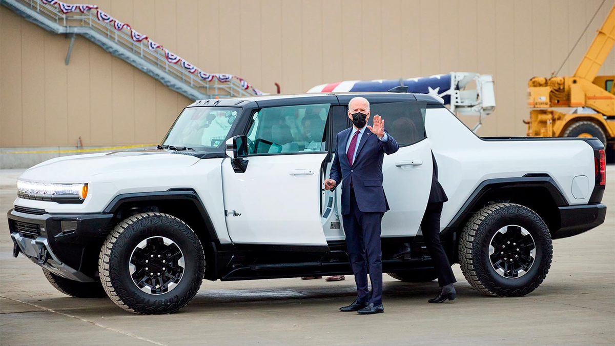 Это чертовски крутой автомобиль!» Байден протестировал новый Hummer ::  Autonews