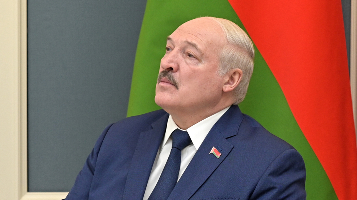 Лукашенко словами «мал золотник, да дорог» оценил мощь Белоруссии — РБК