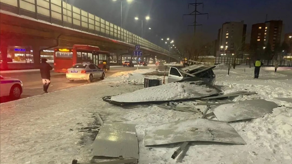 Автомобиль врезался в остановку в Тюмени — РБК