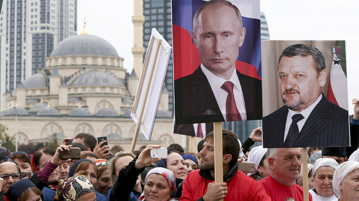Участники митинга-концерта в честь дня рождения президента РФ Владимира Путина в Грозном.