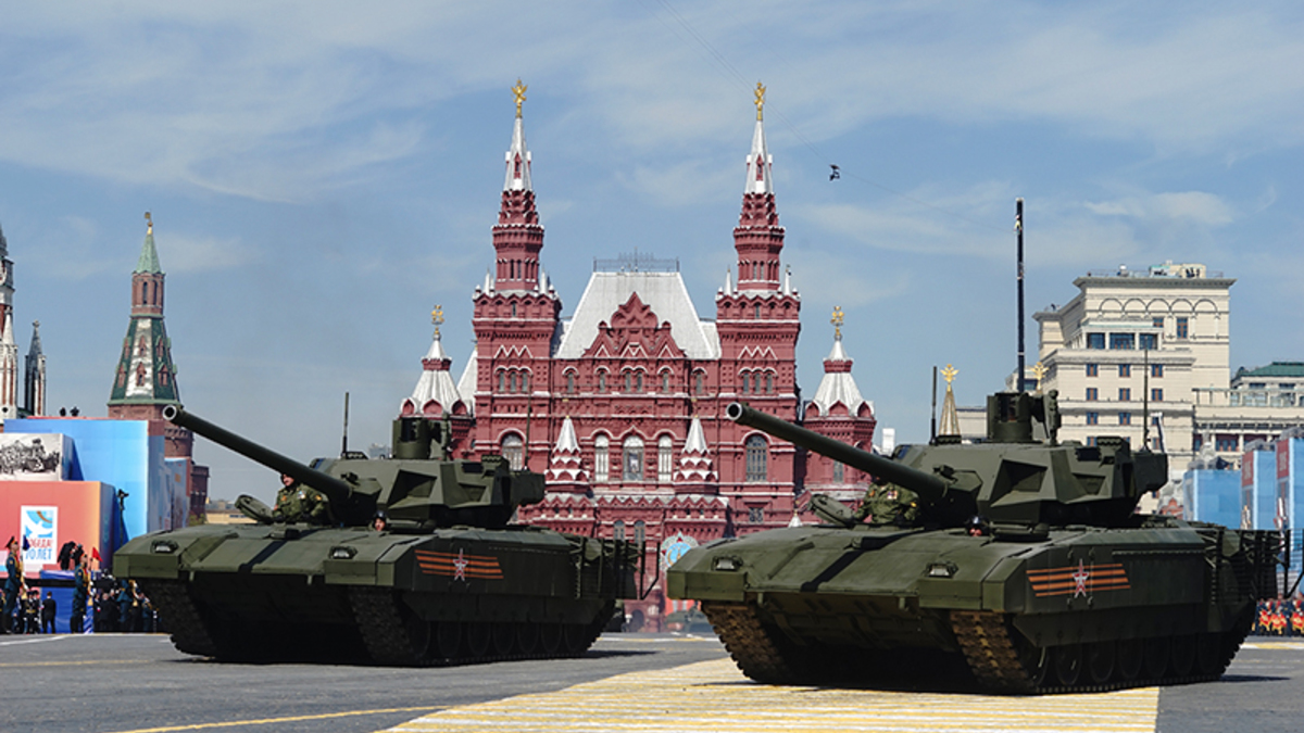 Танк Т-14 «Армата»
6 сентября Минобороны России заключило с Уралвагонзаводом контракт на поставку более 100 единиц танка нового поколения Т-14 «Армата». Стоимость одного танка, по словам гендиректора Уралвагонзавода Олега Сиенко, составляет 250 млн руб.
Таким образом, общая сумма контракта может превысить 25 млрд. Первые сто танков станут опытной партией, сообщил журналистам замминистра обороны Юрий Борисов в рамках форума. По его словам, у имеющейся на вооружении Российской армии техники большой потенциал для модернизации, поэтому ведомство не торопится принимать танк на вооружение. Впервые Т-14 был представлен на параде 9 Мая в 2015 году