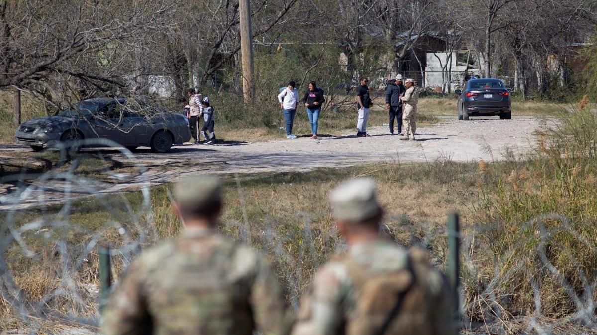 Нацгвардия Техаса взяла под контроль участок федеральной границы США — РБК