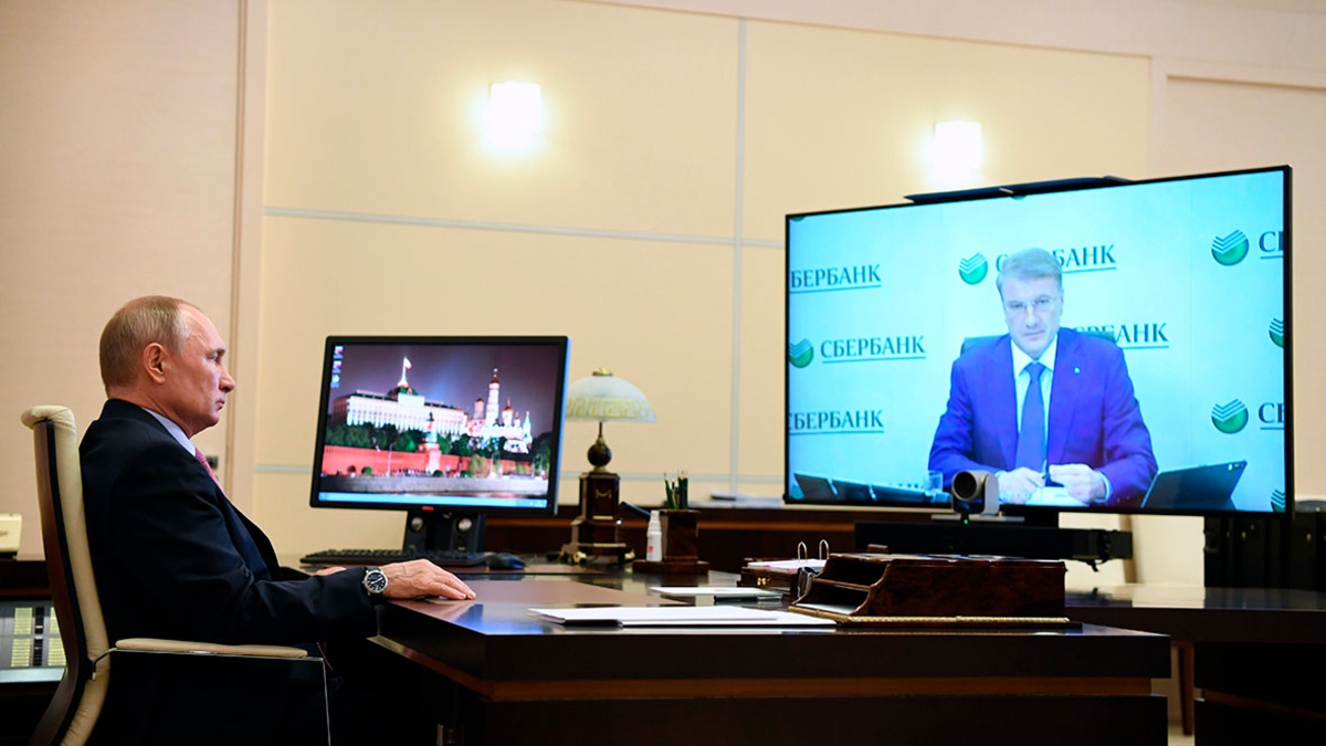 Владимир Путин во время встречи в режиме видеоконференции с Германом Грефом