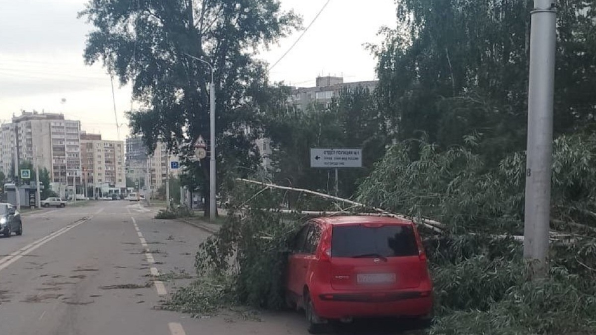 В экстренных службах сообщили о последствиях непогоды в Уфе — РБК