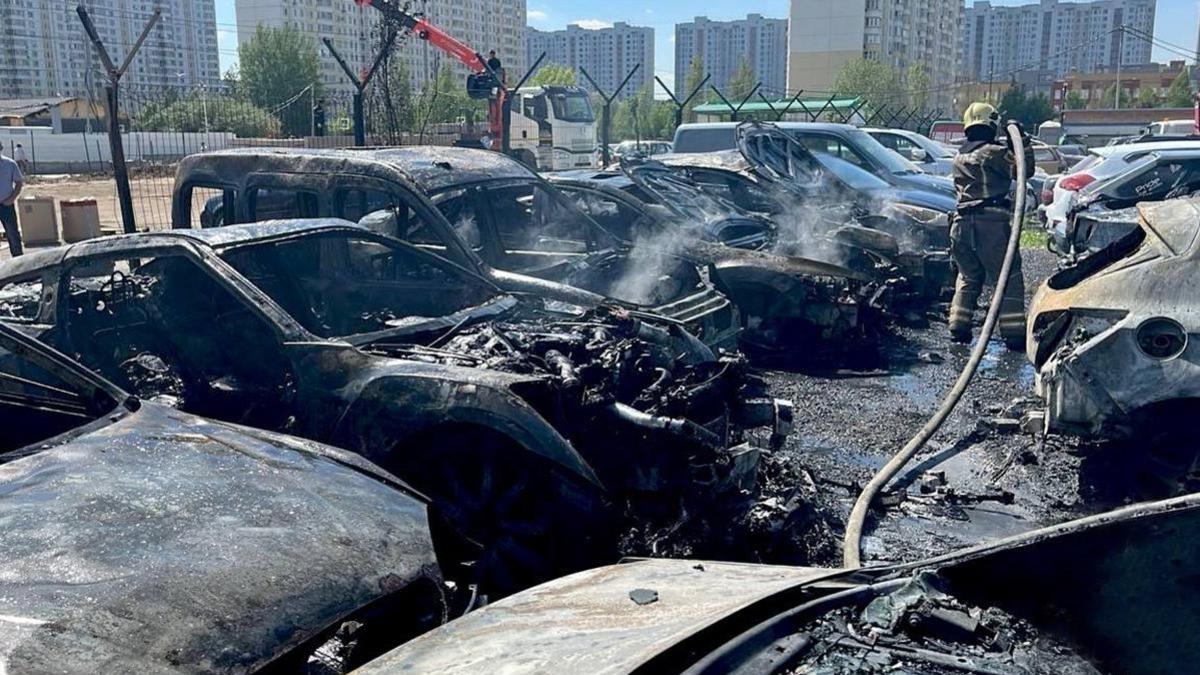 В Мытищах при пожаре на штрафстоянке сгорело 9 автомобилей :: Autonews