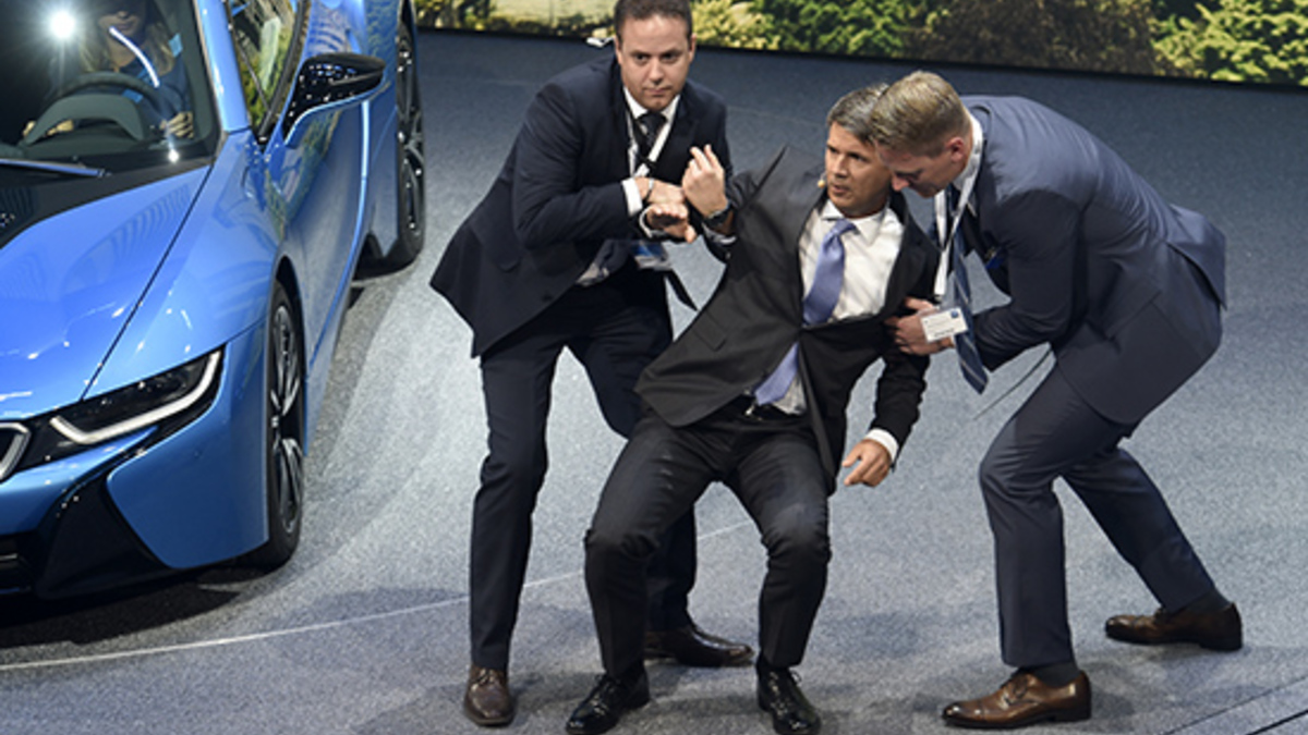 Глава компании BMW Харальд Крюгер (в центре) упал в обморок на открытии автосалона во Франкфурте