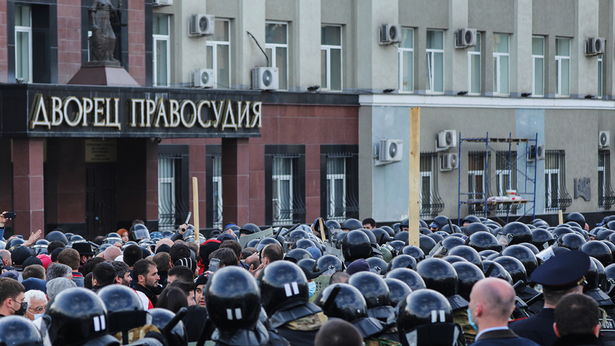 Во Владикавказе арестовали призывавшего к митингам активиста — РБК