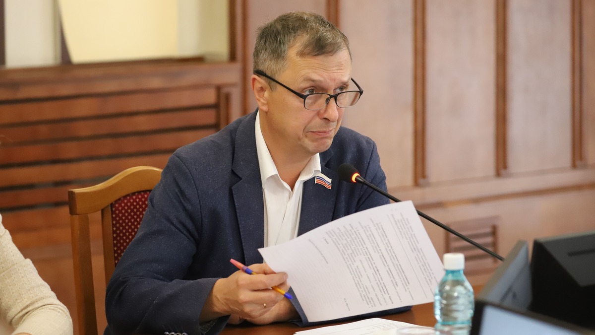 Депутат областного парламента, член комиссии по экологии Денис Субботин (Фото: пресс-служба Заксобрания Новосибирской области) 